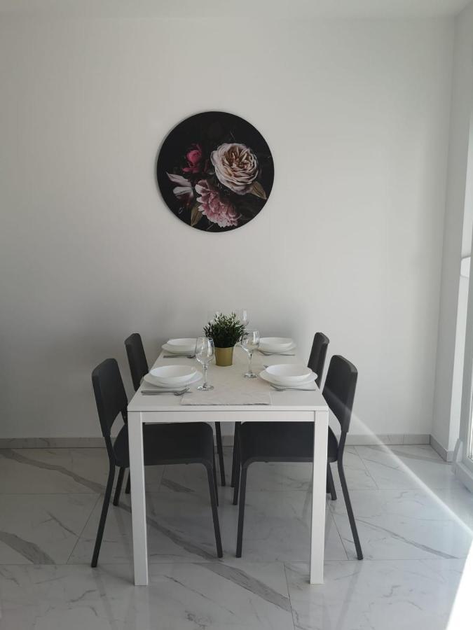 Villa Mateo โนวาลยา ภายนอก รูปภาพ